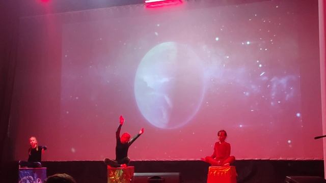 мой новый танец по гимнастике ( япо середине) ( я играю землю ?) смотреть онлайн