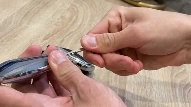 Как поменять батарейку в Смарт-Ключе / Извлечение механического ключа из корпуса Geely Coolray /SX1 смотреть онлайн