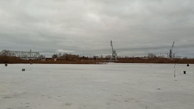 Бобруйск березина🚩18.02.2024 зимняя рыбалка у ЖД моста(с мормышкой и жерлицами) 1часть смотреть онлайн