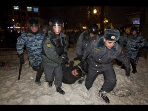 Протестующие закидали ОМОН и полицию снежками на митинге в защиту Навального.