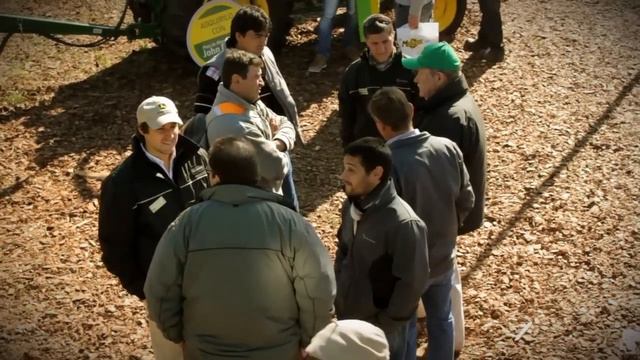 Martín y Edgardo Bernardi cuentan cómo es trabajar con la cosechadora S680 de la nueva Serie S. смотреть онлайн