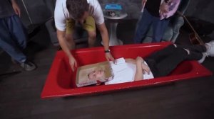 ГИТАРНЫЙ БАТТЛ _ ПРОФИ VS САМОУЧКА _ AKSTAR И РОМАН КОНОГРАЙ (720p).mp4