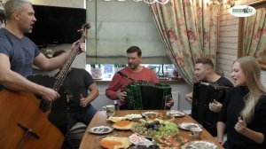 Душевная песня от ансамбля Александра Заволокина «Вечёрка». Руководитель Антон Заволокин.