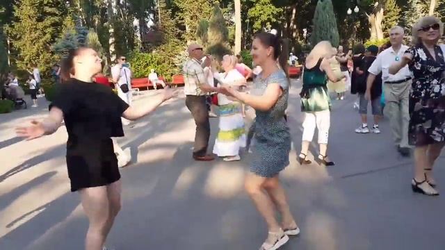 А Я УЗНАЛА ИНТЕРЕСНЫЙ МОМЕНТ! СЧАСТЛИВЫЕ МОМЕНТЫ ИЗ ПАРКА ГОРЬКОГО ХАРЬКОВ ТАНЦЫ смотреть онлайн