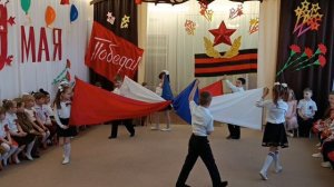 Танец с полотнами в детском саду "О, моя Россия,как ты красива"