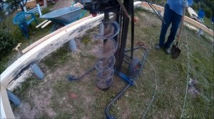 Сборка бруса нижней обвязки и установка столбов под лагами пола