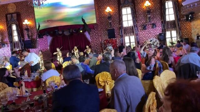 В новом банкетном зале! смотреть онлайн