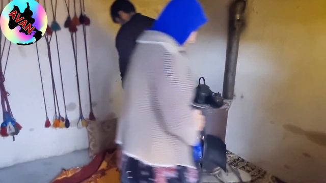 Taking the daughter of the family by someone who asked them for money and upset the mother смотреть онлайн