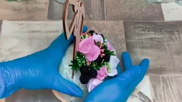 Композиция из роз и ягод в салфетнице