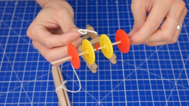 Young Engineers - Angular Momentum Spinners - DIY Science and Engineering Gadget for Kids смотреть онлайн