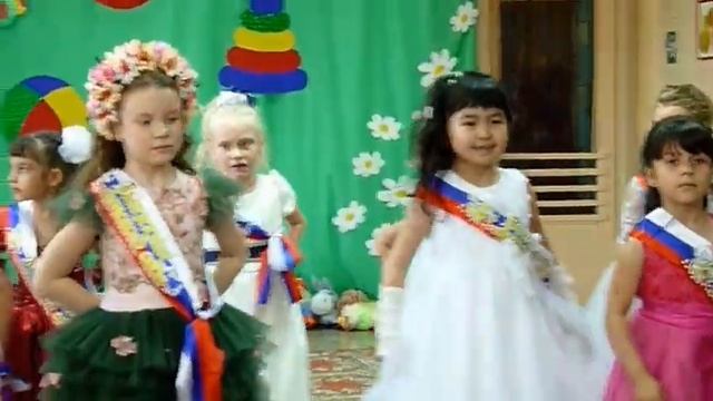 Танец "Никого не обижай" Выпускной 2016 д. с. №31 смотреть онлайн