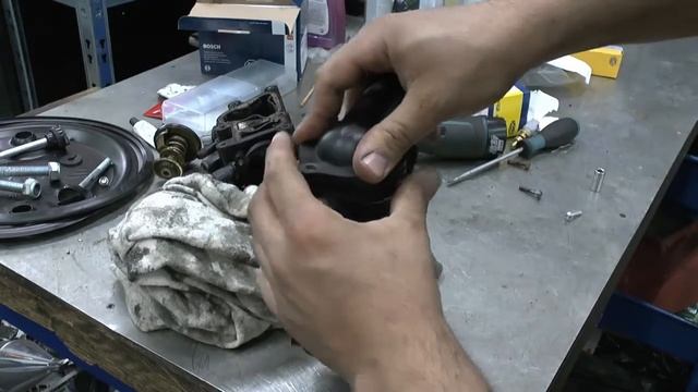 Ford KA Thermostat wechseln /ford ka Themostat replace/erneuern/Change/Fiesta/Gehäuse/Housing/ смотреть онлайн