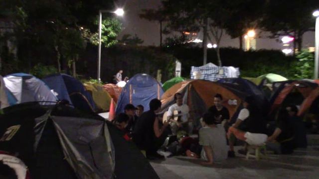 [Raw footage] 20141130 Umbrella Revolution - Crowds chillin' outside LegCo смотреть онлайн