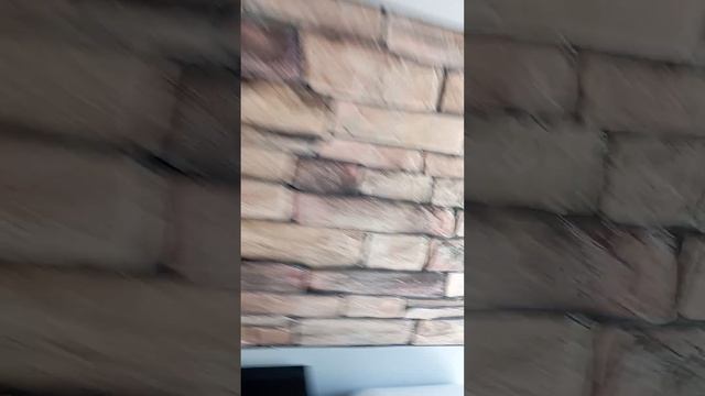 повесил фартук над столешницей.