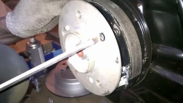 №52.Как собрать задний ручной тормоз W 124, поставить суппорта и прокачать тормоза. смотреть онлайн