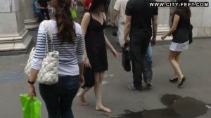 Лена любит ходить босая