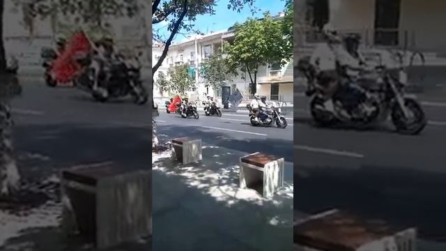 Очень много байкеров, мотоциклы, спортбайки и старые автомобили. смотреть онлайн