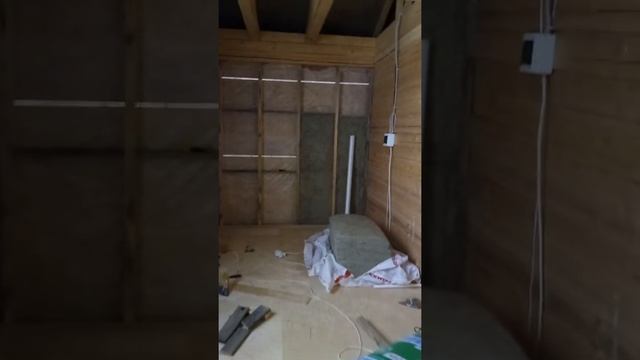 Укладка и монтаж утеплителя в каркасные стены пристройки