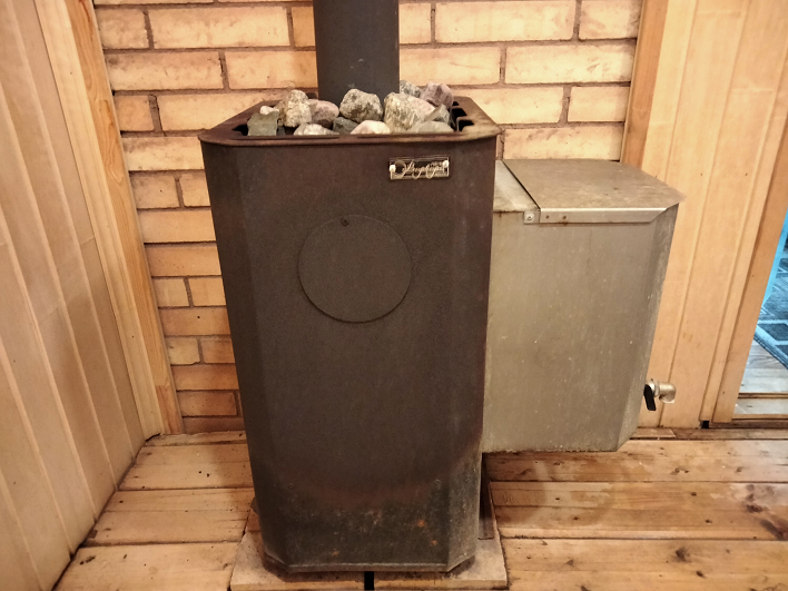 Банная печь «ВАРВАРА». С каменкой, навесным баком и выносной топкой смотреть онлайн