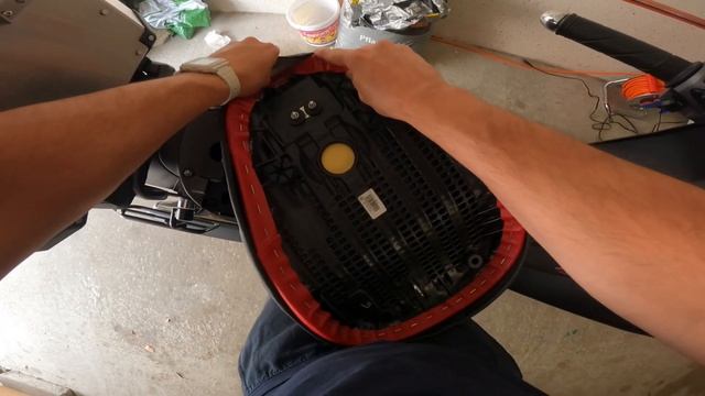 Honda Super Cub 125 - Takegawa Seat Cover Installation