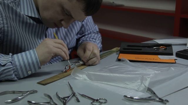 Смотрите как происходит заточка парикмахерского и маникюрного инструмента смотреть онлайн
