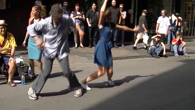 СЛУЧАЙНЫЕ ПРОХОЖИЕ СТАНЦЕВАЛИ СВИНГ ► Под Джаз Уличных Музыкантов смотреть онлайн