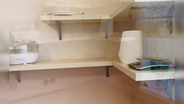 Установили П образную кухню с открытыми полками смотреть онлайн