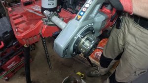 Нарезка резьб аккумуляторным клуппом Milwaukee M18 Fpt114-0C  на нержавеющей стали