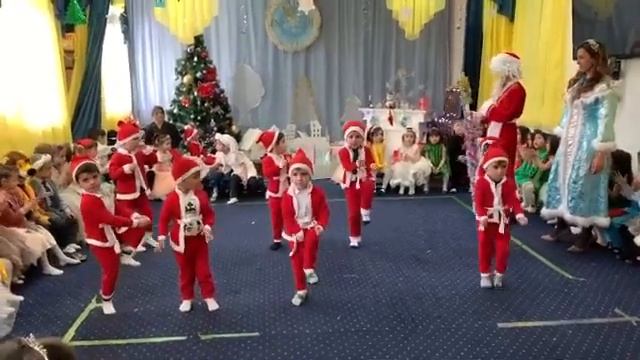 Танец гномиков 2-я мл. Б группа смотреть онлайн