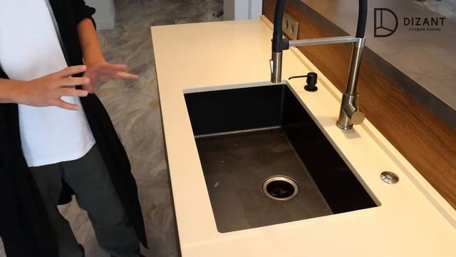 Мойка и смеситель Paulmark в стильном интерьере кухни загородного дома