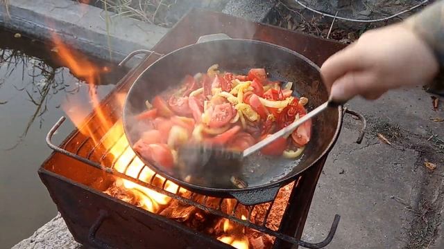 Правильная яичница с помидорами на огне смотреть онлайн