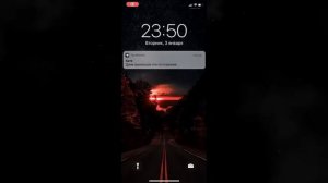 Человек за окном заглядывает в наше окно