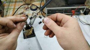 Проще простого! Как собрать диодный мост. Пару минут и готово!