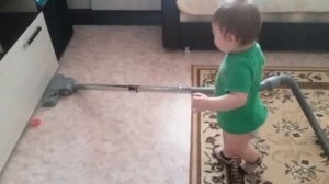 Ребёнок пылесосит квартиру.