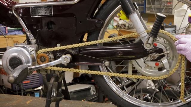 Puch Maxi LS - Moped Rebuild - PT 2 ( install petcock and chains ) смотреть онлайн