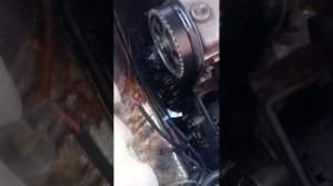 Выдавливает передний сальник коленвала  ваз 2115