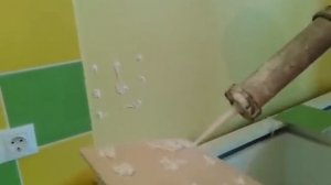 Укладка плитки на силикон. Моментальный клей для плитки. На что клеить плитку на кухне.