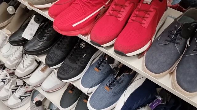 Часовые очереди в примерочные! Открытие самого большого магазина Фамилии в Москве / Familia смотреть онлайн