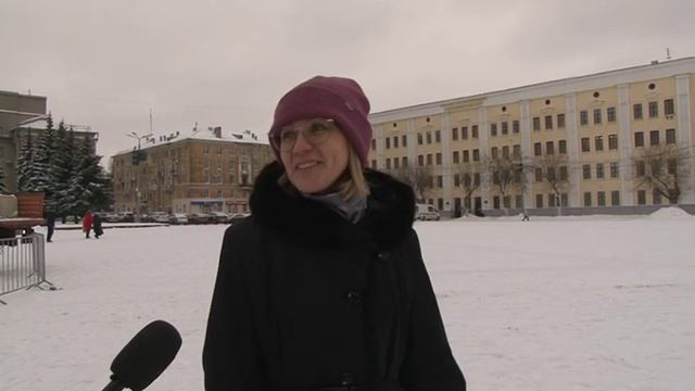 На главной площади города начали устанавливать елку смотреть онлайн