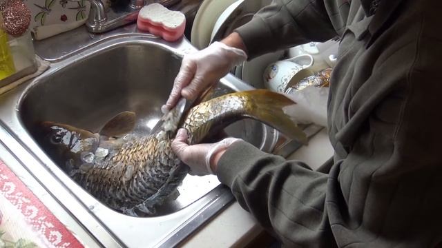 Очистка чешуи рыбы за 3 минуты. Cleaning fish scales in 3 minutes. смотреть онлайн