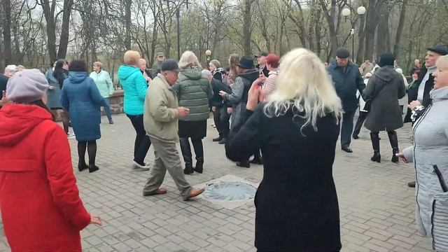 "А ты идёшь ко мне с цветами"...в Гомельском парке...16.04.2023года. смотреть онлайн