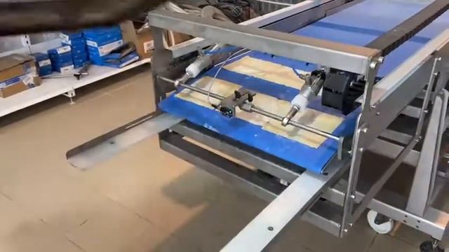 Автоматический укладчик изделий на противень смотреть онлайн