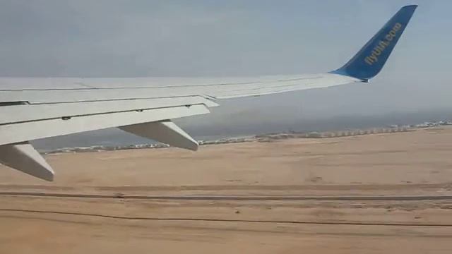 Airport Sharm el-Sheikh in the sky at an airplane смотреть онлайн