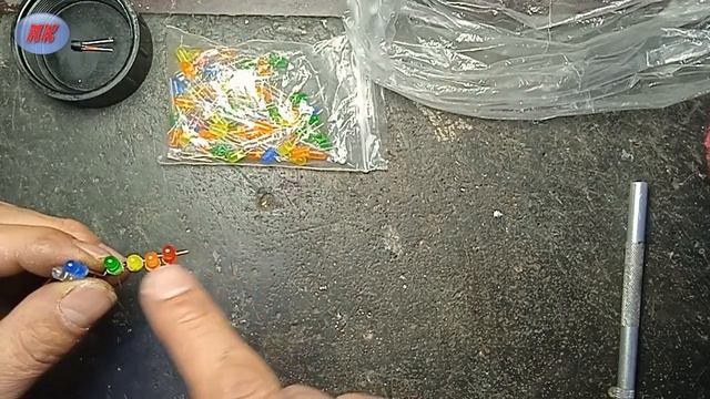 Разве можно зажечь оранжевый, жёлтый и зелёнй светодиоды от 1,5В(?) батарейки! смотреть онлайн