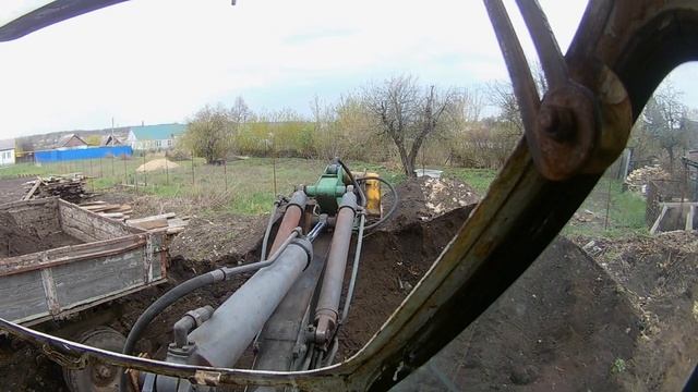 Трактор ЮМЗ-6 ЭО-2621. Погрузка земли экскаватором. Итальянский распределитель. смотреть онлайн