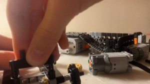 Как сделать машину на пульте управления из лего!