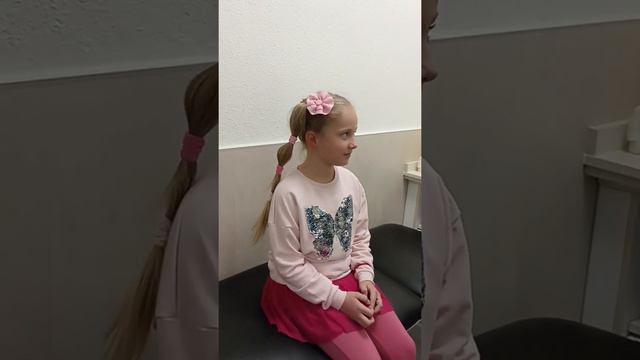 Прокалываем уши Софии смотреть онлайн