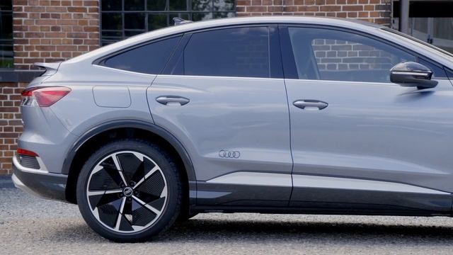 Audi Q4 Sportback e-tron Exterior Design in Geyser blue смотреть онлайн
