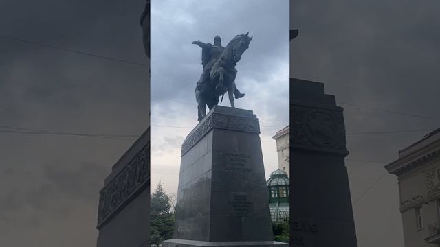 Памятник основателю Москвы Юрию Долгорукому на Тверской площади Столицы смотреть онлайн