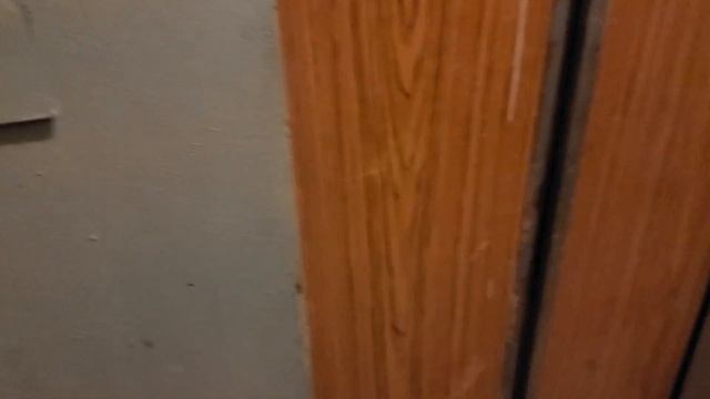 Усеченный лифт в сетке с необычным плафоном смотреть онлайн